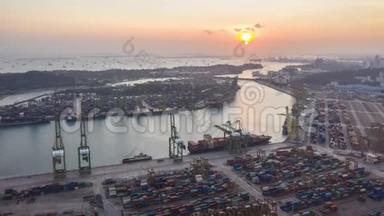 新加坡工业物流海运港口货物集装箱、运输船、吊车、剪影日落超移时间